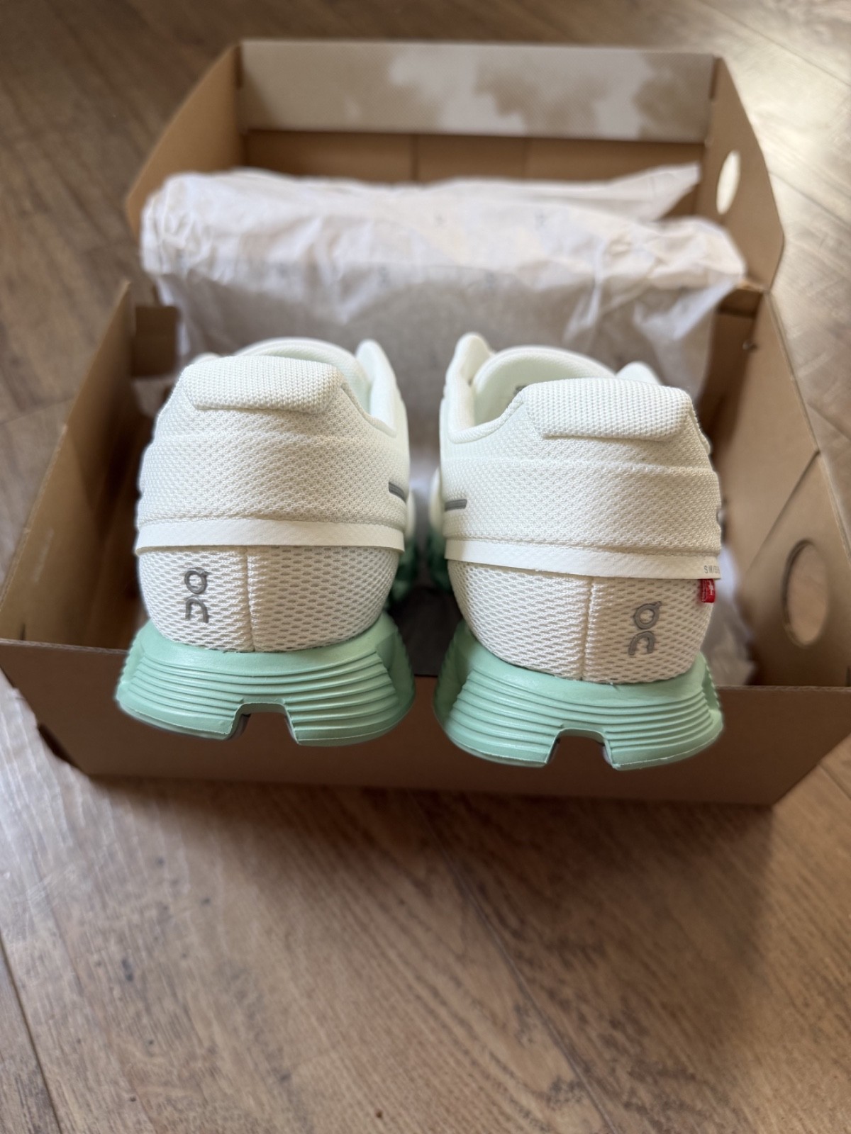 New In Box Women’s ON Cloud 5 White/Creek Size 8