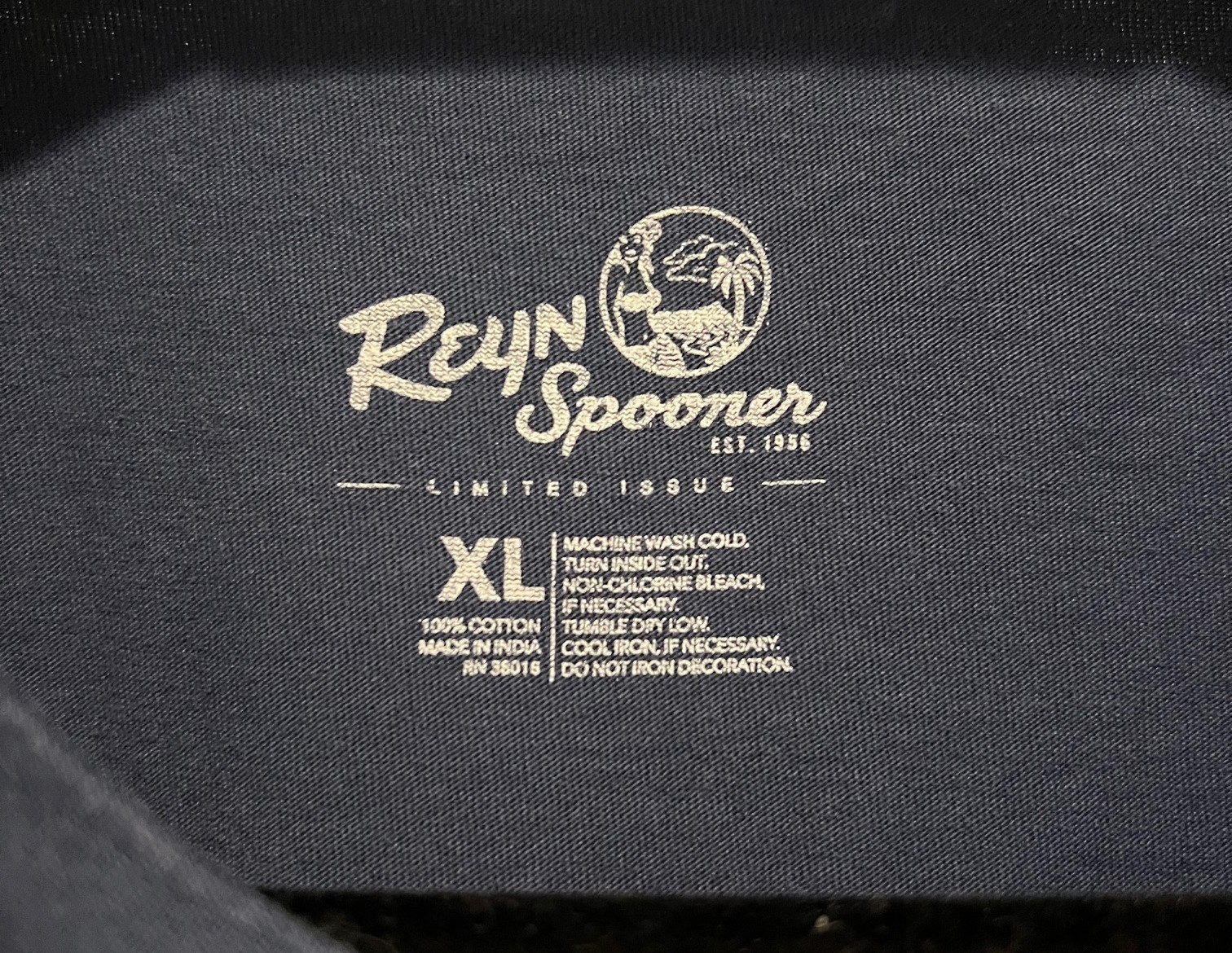 Reyn Spooner Off the Hook Poke Market Blue T-Shirt Mens XL Ltd Issue