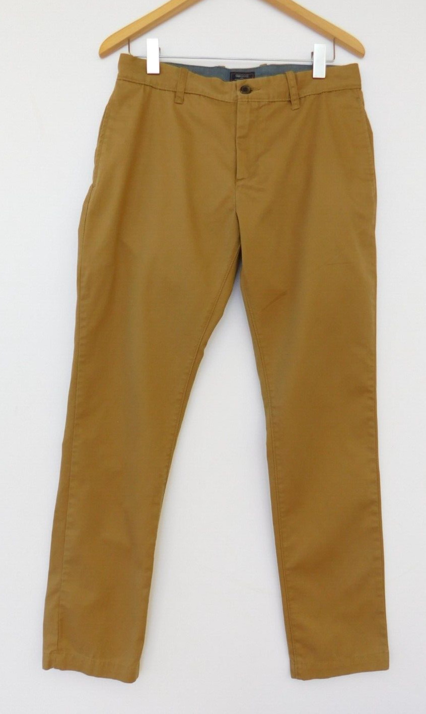 GAP Men Khaki Pants Size 31/32 Brown Classic Taper Wrinkle Resistant