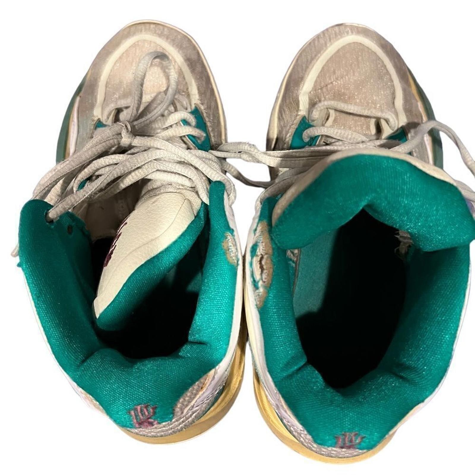 Nike Kyrie and Sue Bird  Infinity Golden Tribute sneakers youth size 4