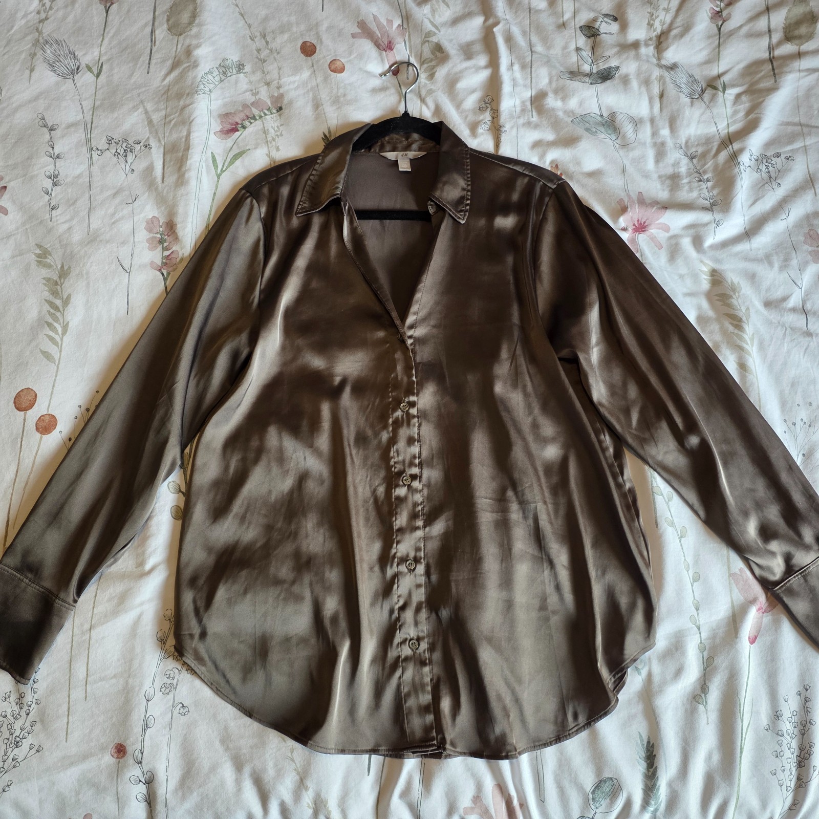 💚 Stylish satin-effect blouse from H&M in a beautiful olive green shade, size M