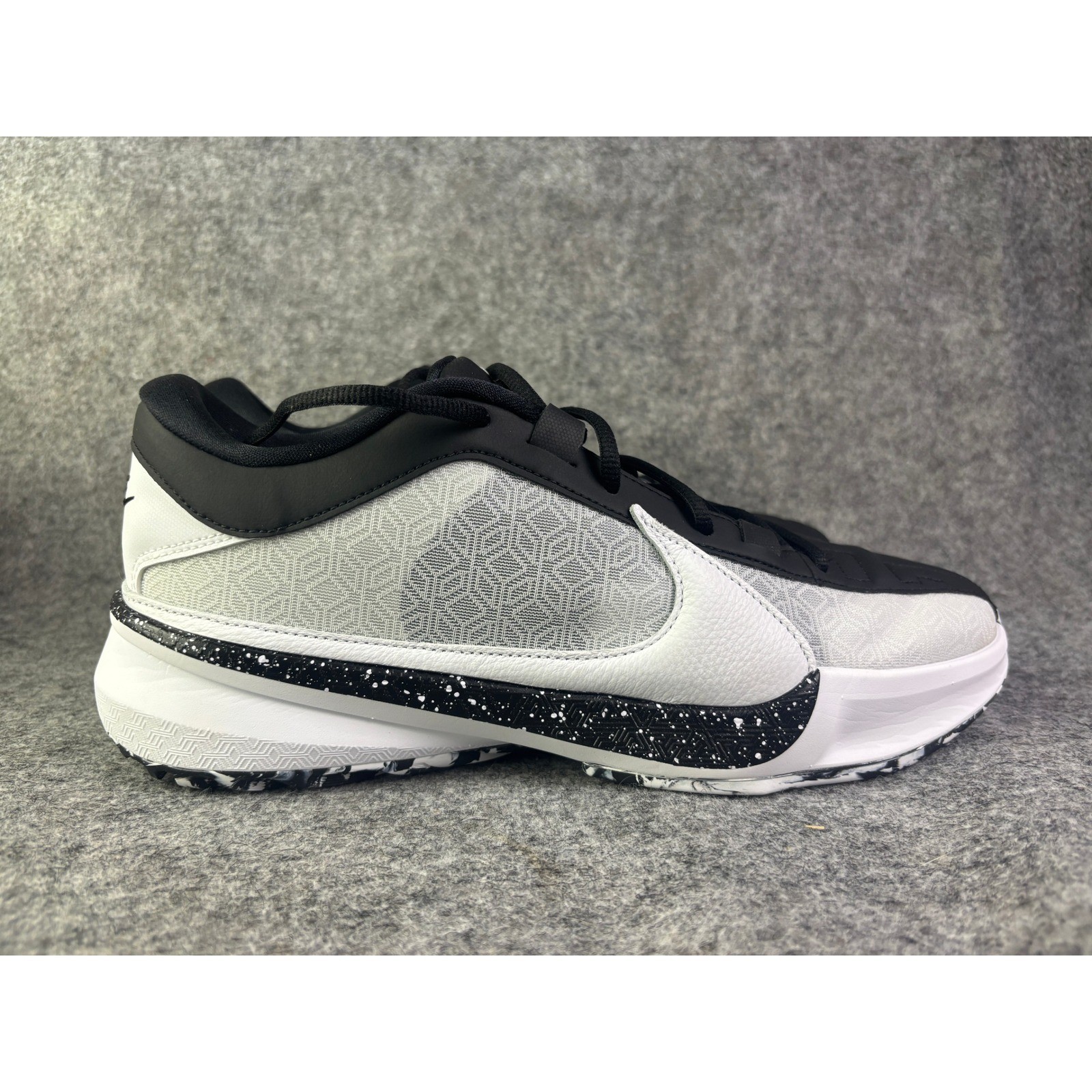 Nike Giannis Immortality 3 Basketball Shoes Mens 10.5 White Black DX4985-101