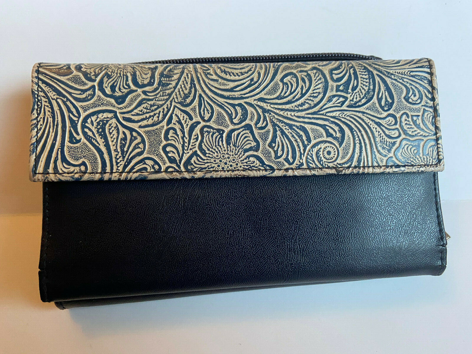 Day Runner organizer wallet ONLY 4.5″ X 7″ Navy Blue w/ Embossed Leaf Design.
