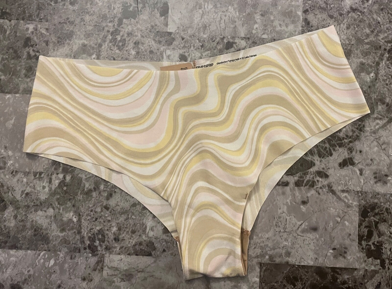NWT VICTORIA’S SECRET PINK YELLOW BEIGE MARBLE SWIRL NO SHOW CHEEKSTER PANTIES