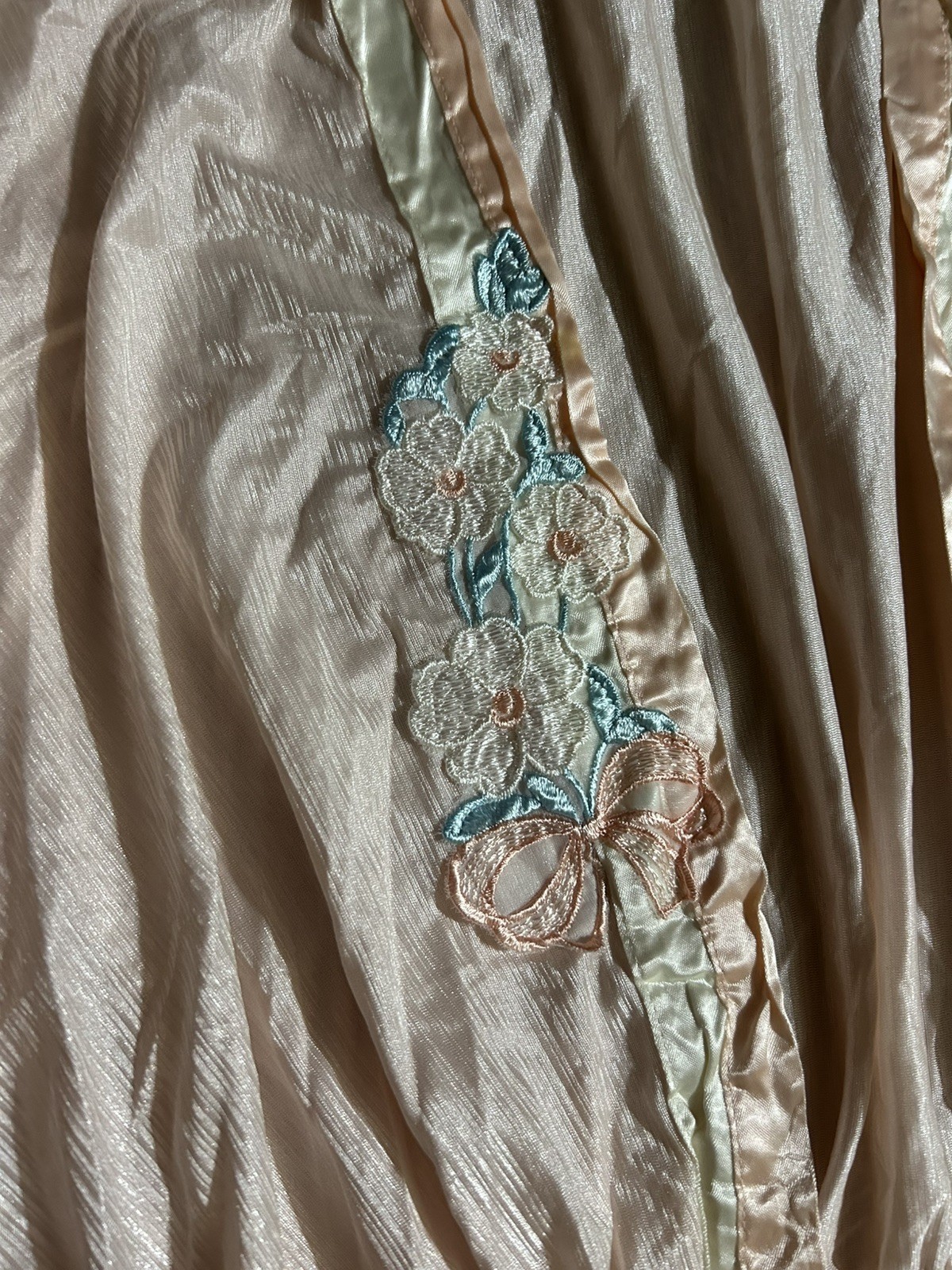 Vintage 1980s Val Mode Pink Embroidered Robe size Medium