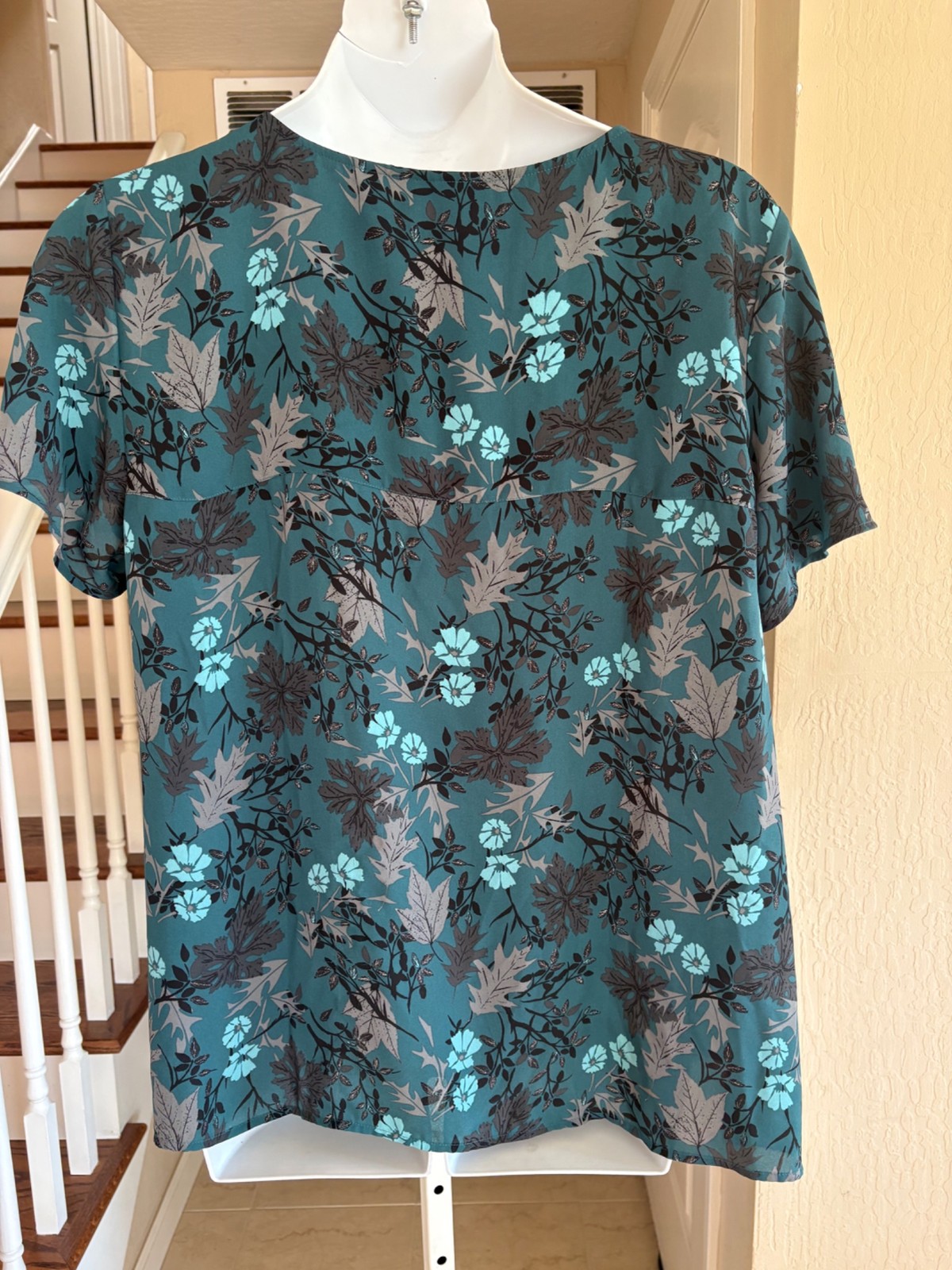 NWOT Sejour Dark Teal Floral Leaf Print Top Key Hole Neckline Silver Detail 18W