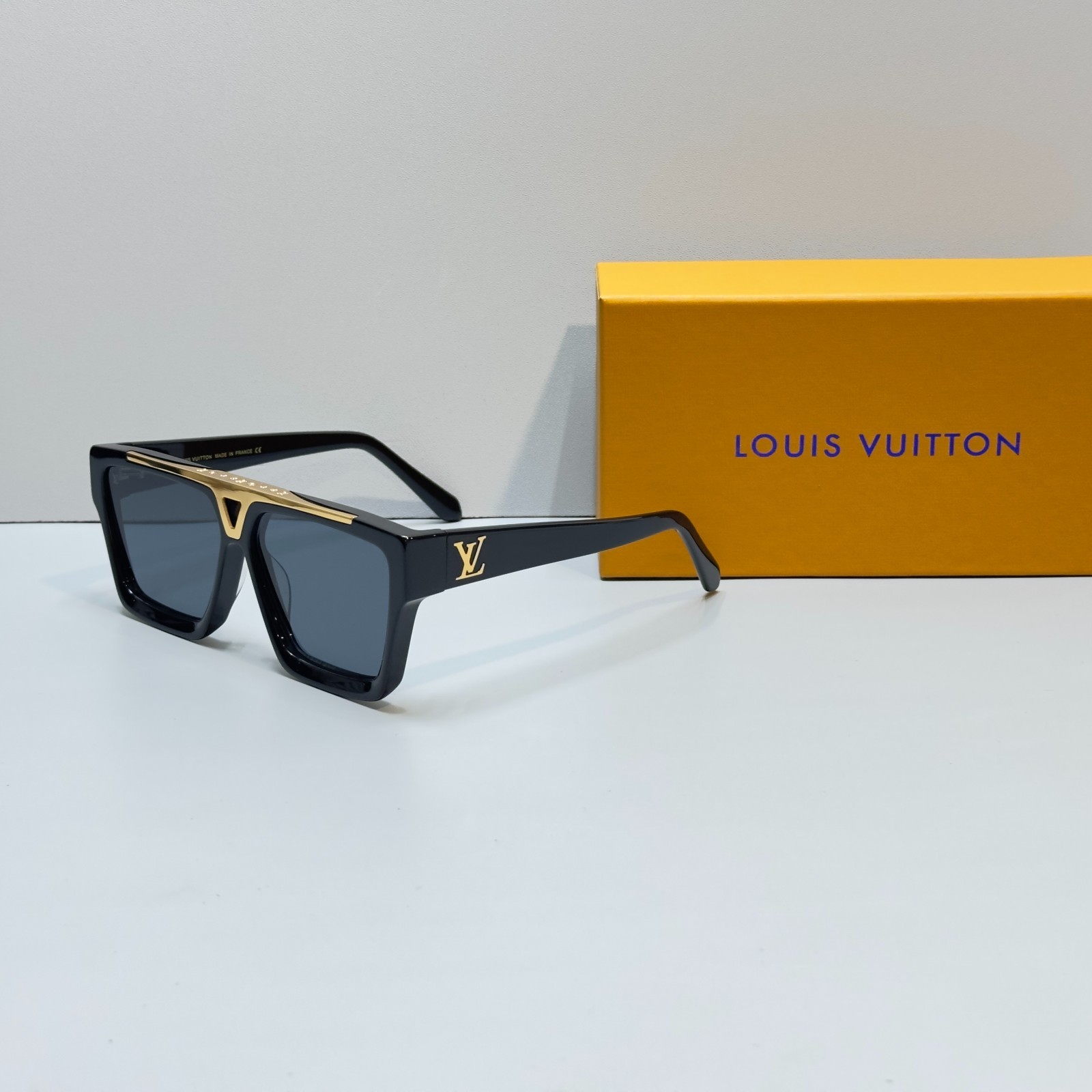 Louis Vuitton Z1502E Sunglasses Black Frame Gray Lens Gold Detail New Box