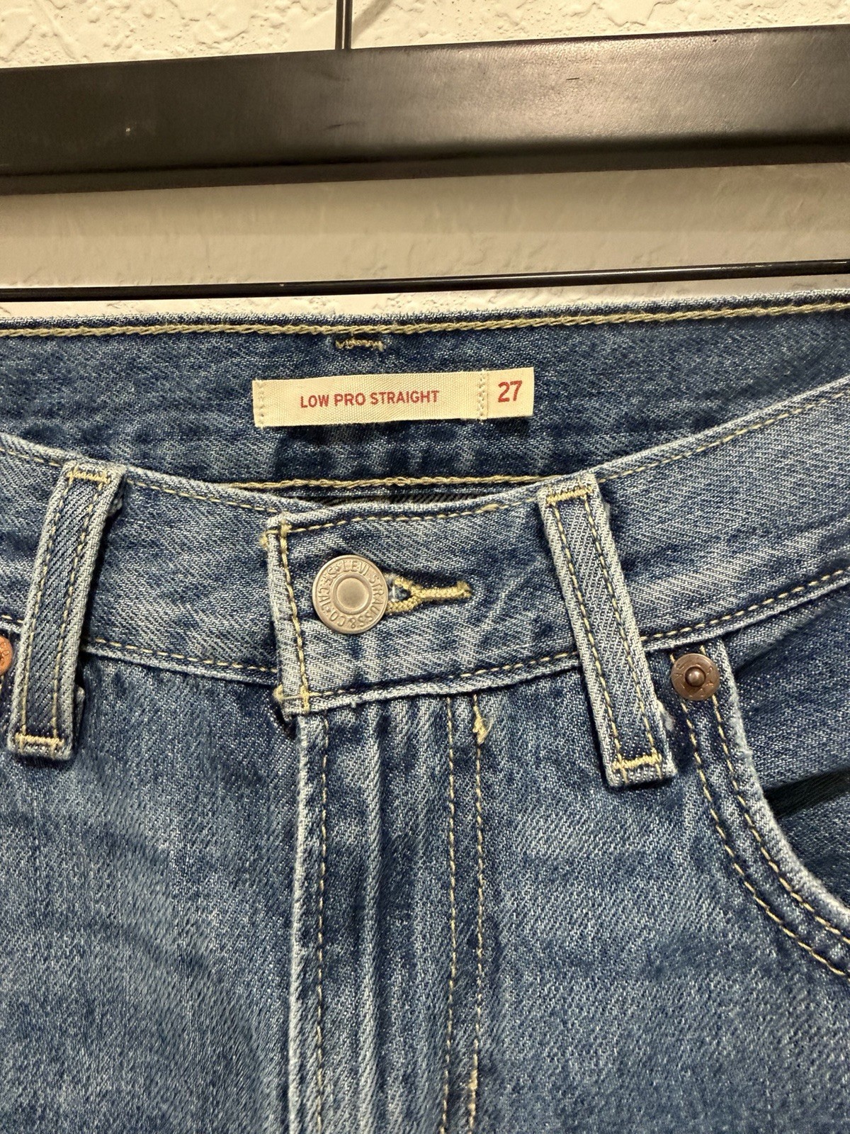 Levi’s Low Pro Straight Women’s Medium Wash Distressed Jeans Size 27