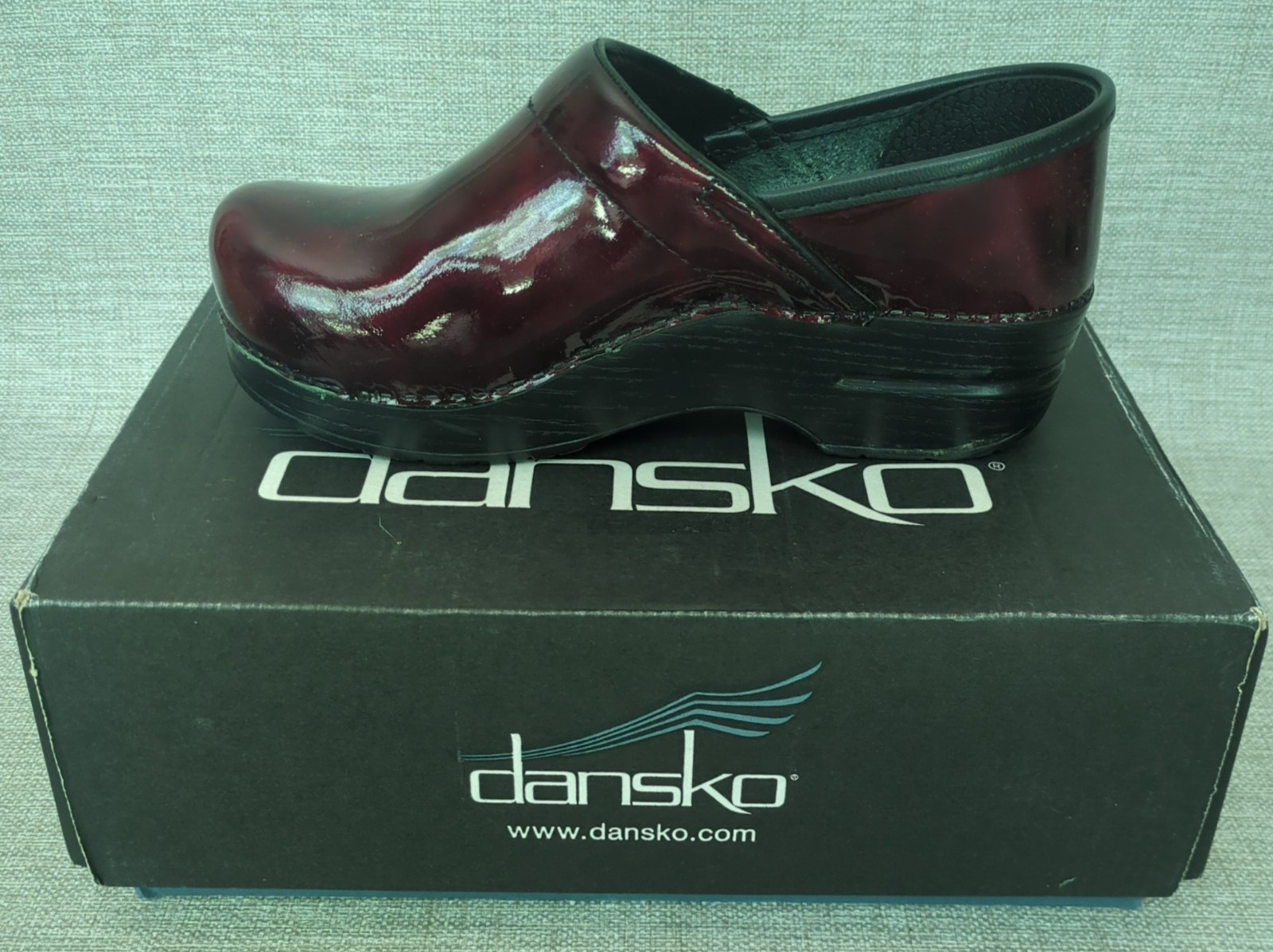 Dansko Clog size 39/5 Professional Red Marbled Patent Leather Slip On 506-220202