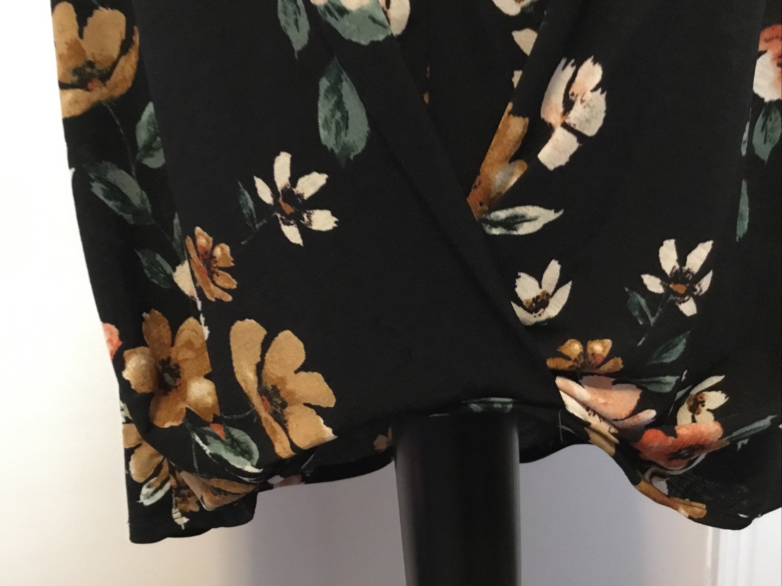 LIME N CHILI Black Floral Short Sleeve Twist Front Stretchy Hi-Lo Knit Top Sz S