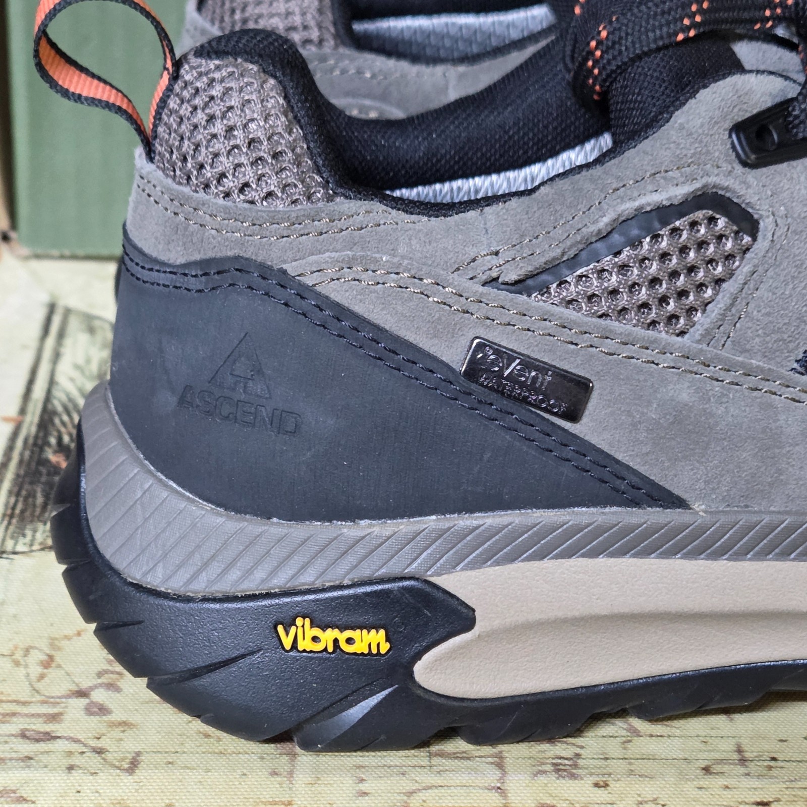 Size 9.5 Ascend Mojave Low Hiking Men’s Shoes Waterproof Vibram Charcoal-Olive