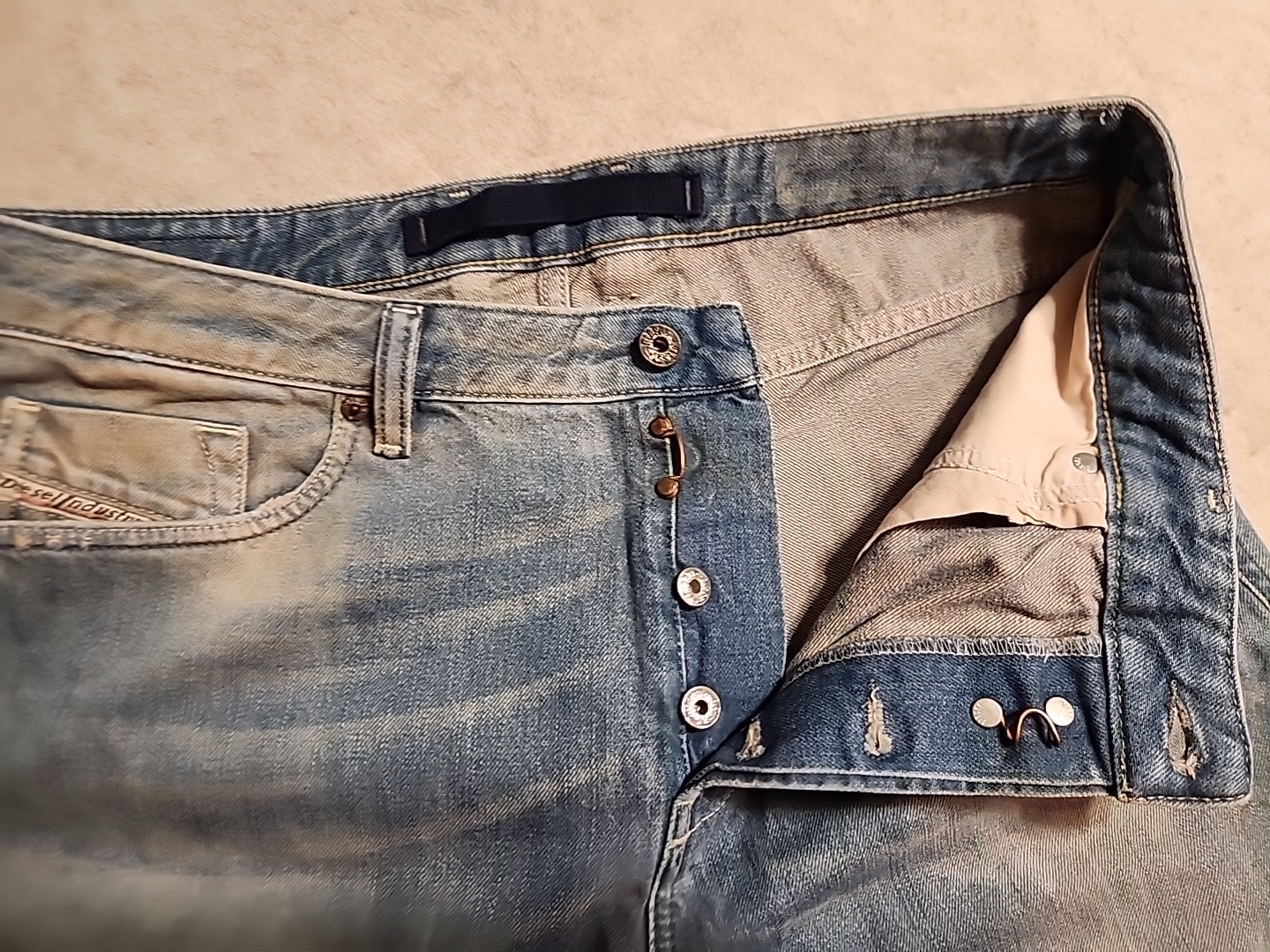 Diesel Eazee Relaxed Boyfriend Denim Jeans 30×25 whiskered Distress staining EUC