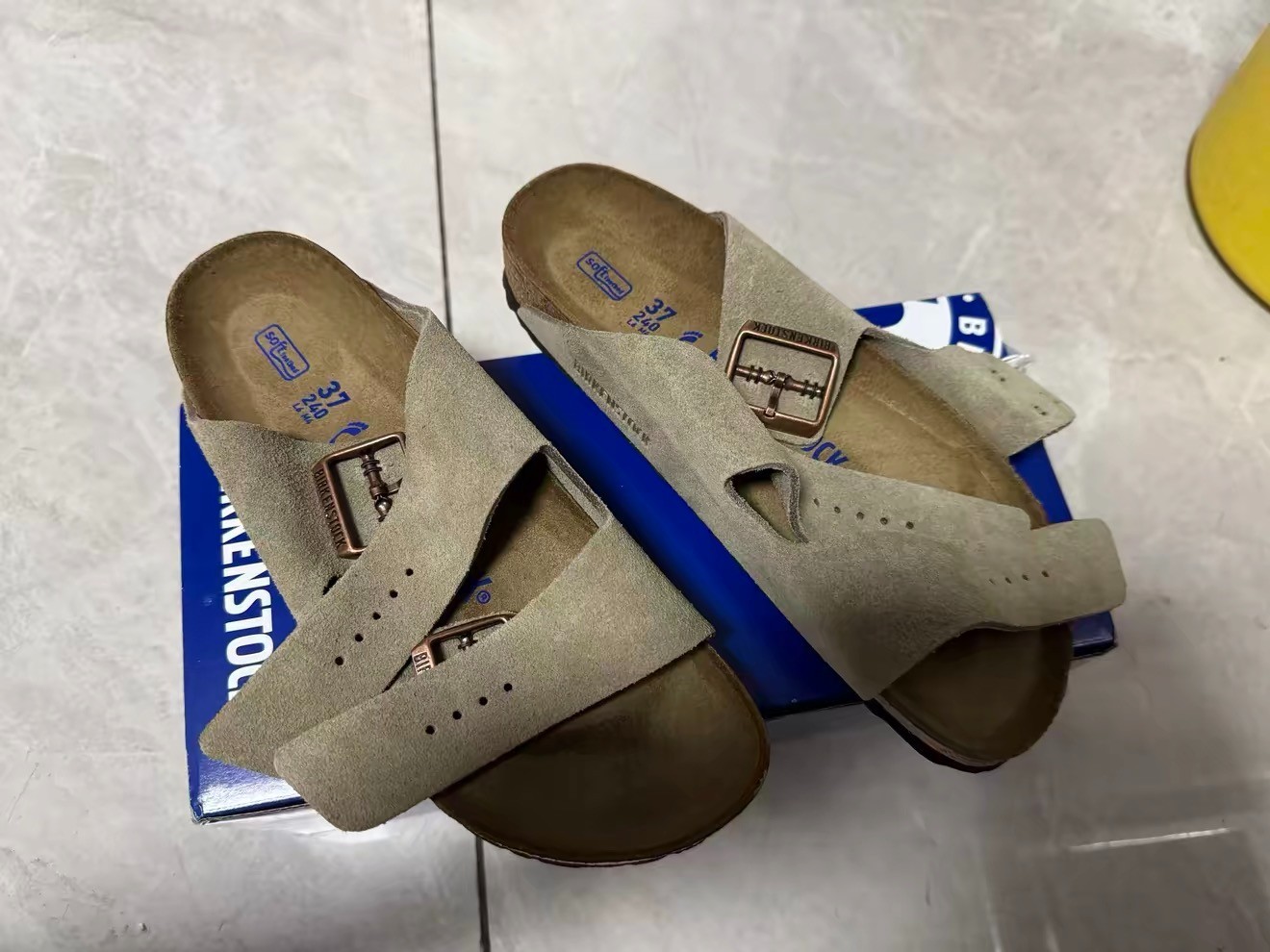 Birkenstock Arizona Soft Footbed Suede Leather Unisex EU37-45 Taupe sandals