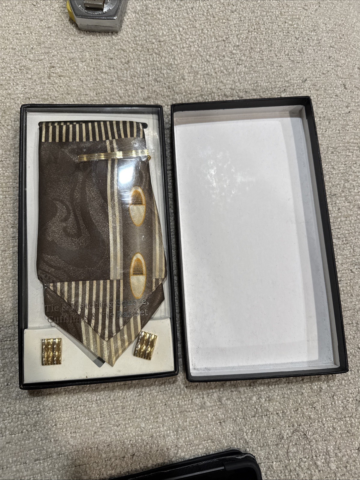 Vintage Neck Tie w/ Matching Handkerchief Square Cufflinks Tie Bar Set NEW BOX