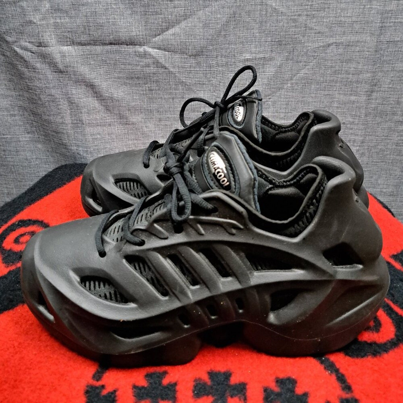 idas Climacool Men’s Size 7 All Black Sneakers / A 48