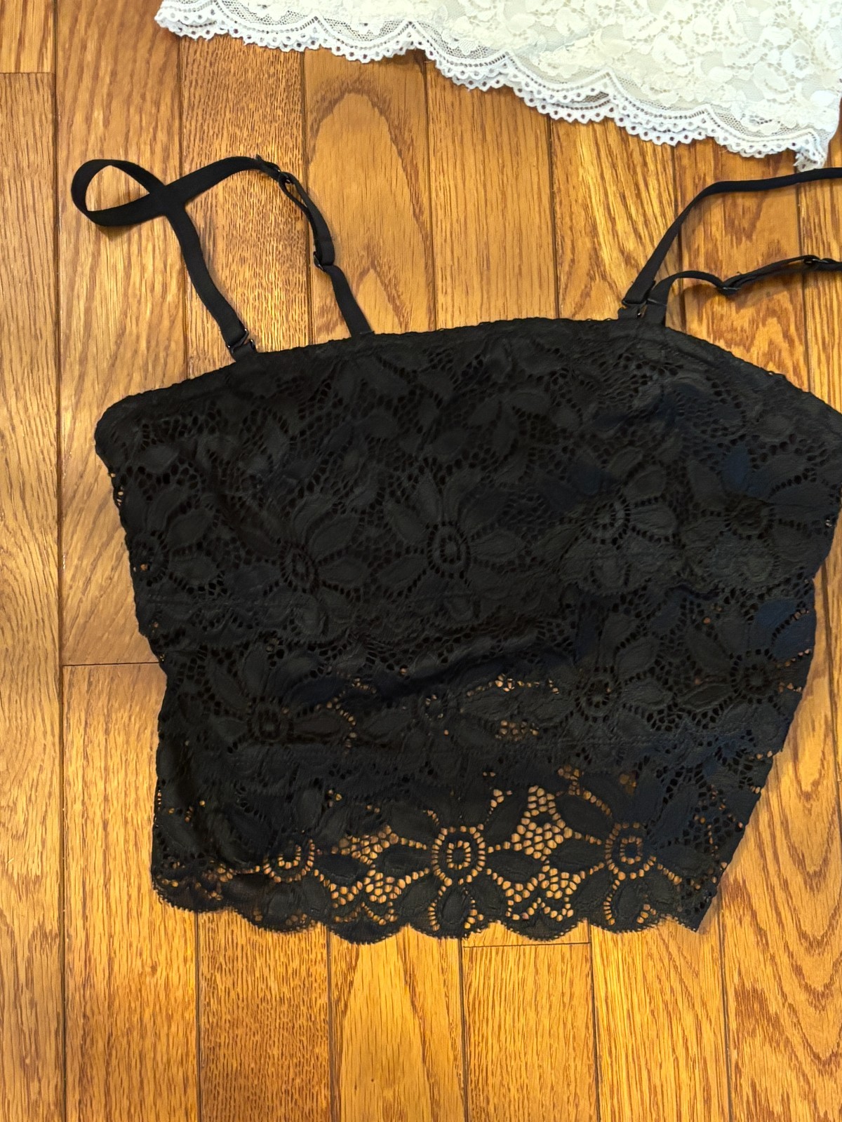 SO 1 White and 1 Black Lace Bralette Crop Top Women’s Size M Lined-NICE