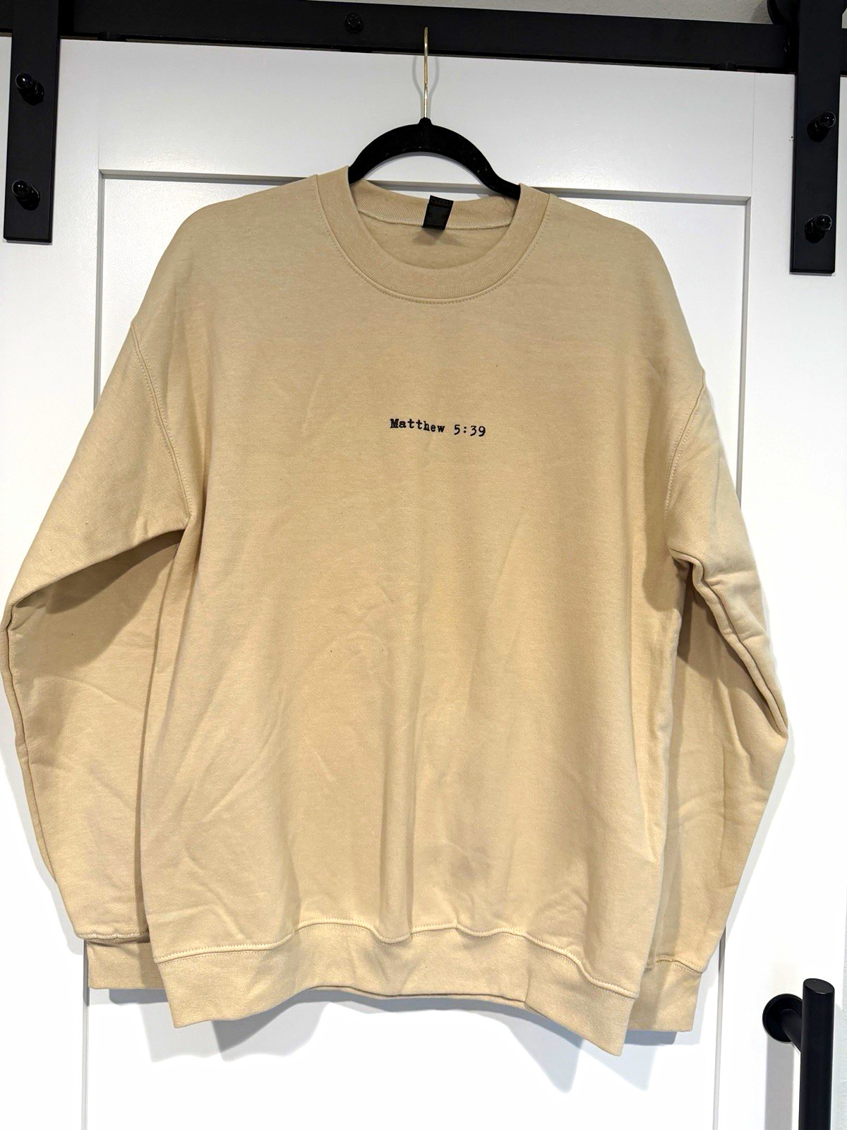 Gildan Men’s M Beige Crewneck Pullover Sweatshirt Graphic Print