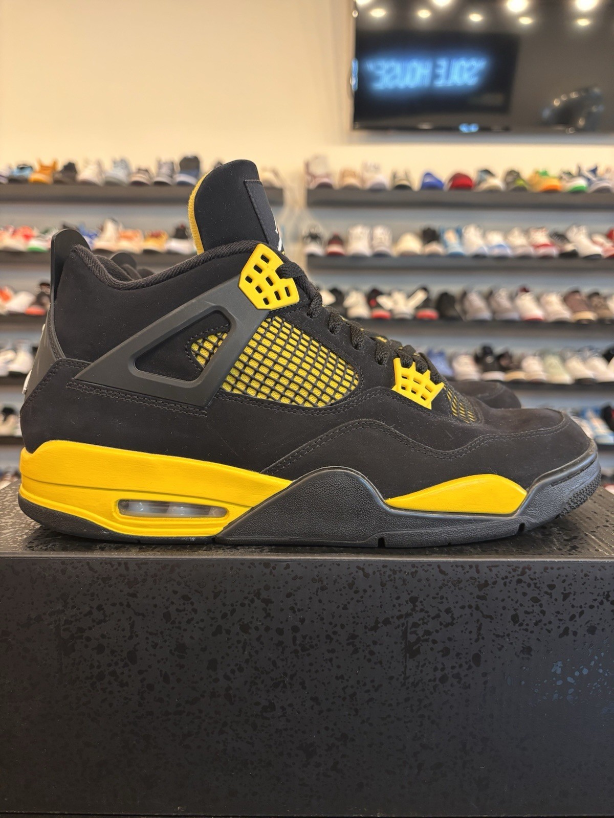 Jordan 4 Retro Yellow Thunder Size 12 Pre-Owned DH6927-917 Black
