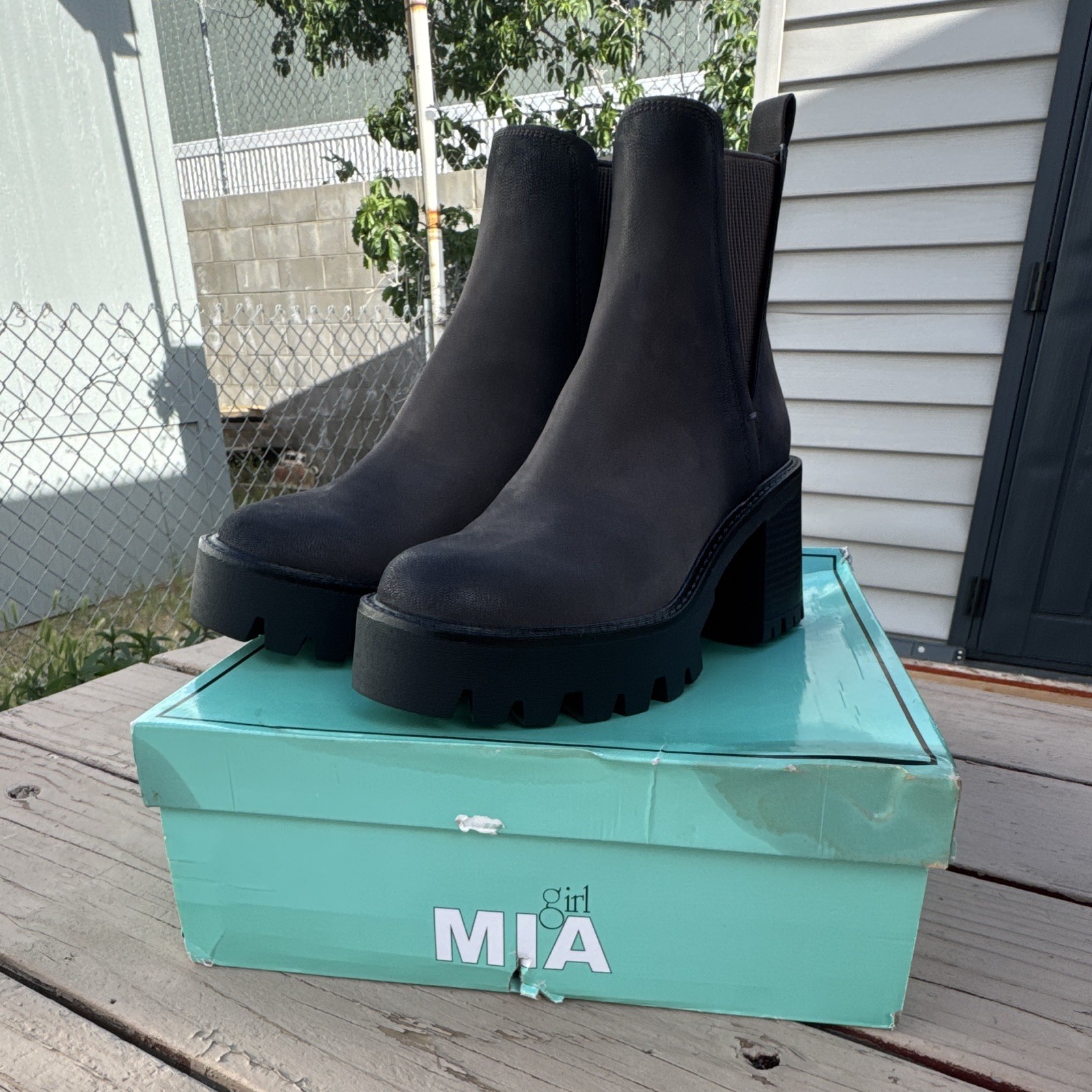 MIA Girl Chelsea Ankle Boots Gray/Black Lug Sole Slip-On Round Toe 6.5 M
