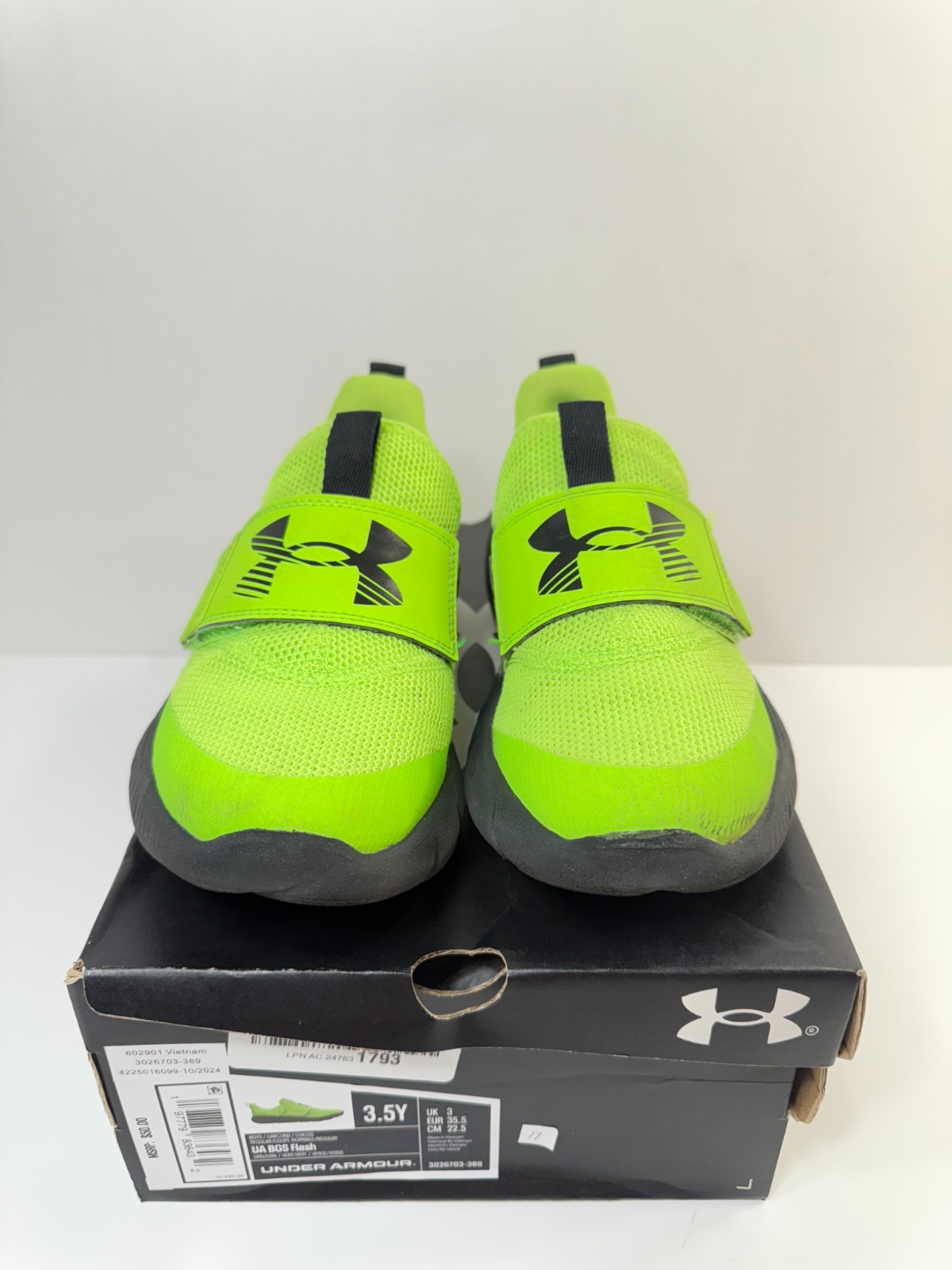 17. Under Armour Boys’ Grade School Flash, (389) Hyper Green/Black, 3.5 Youths