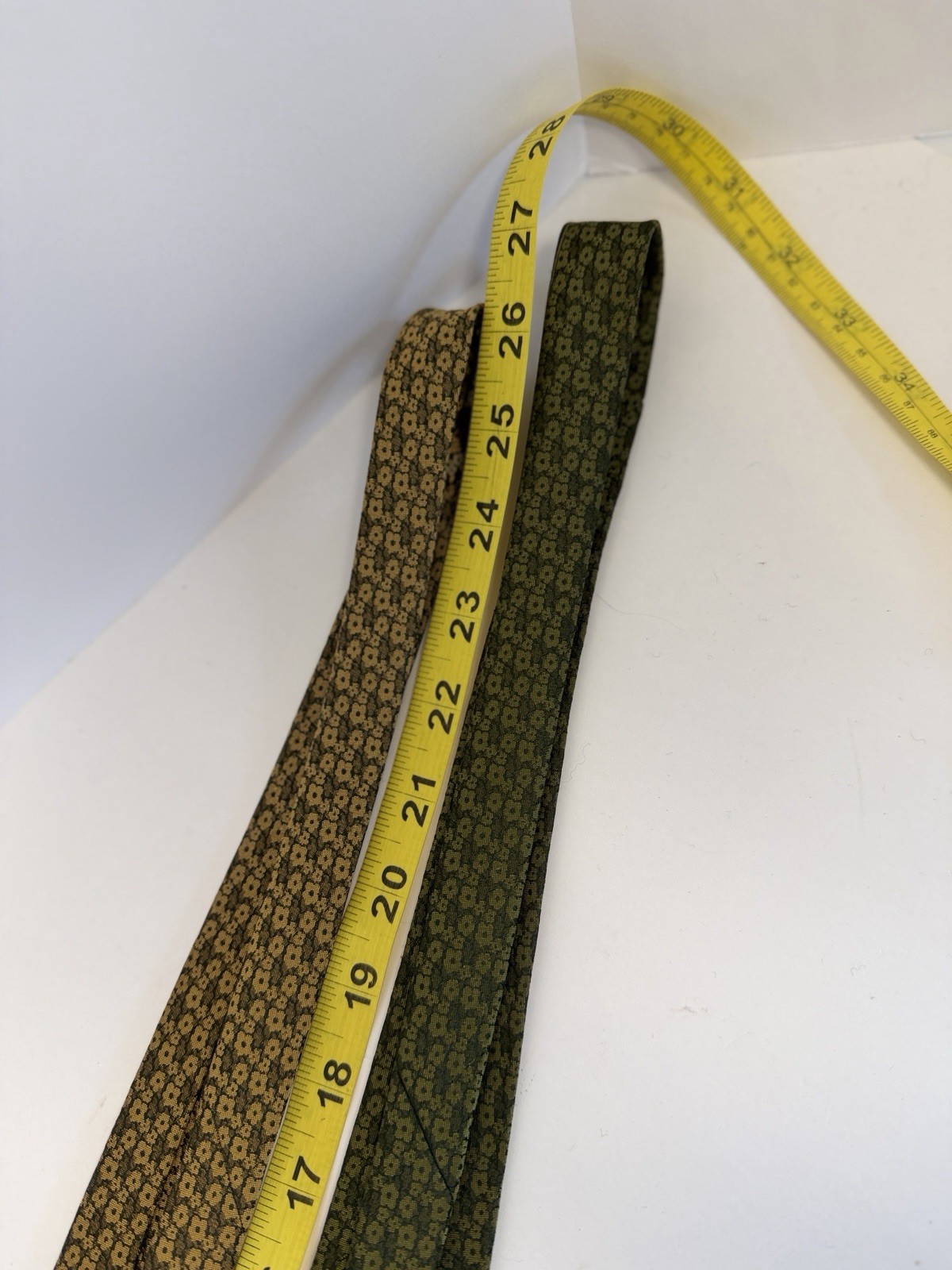Vintage COMMODORE Trevira 2 Ties Men’s Classic Pointed Euro Floral Pattern EUC