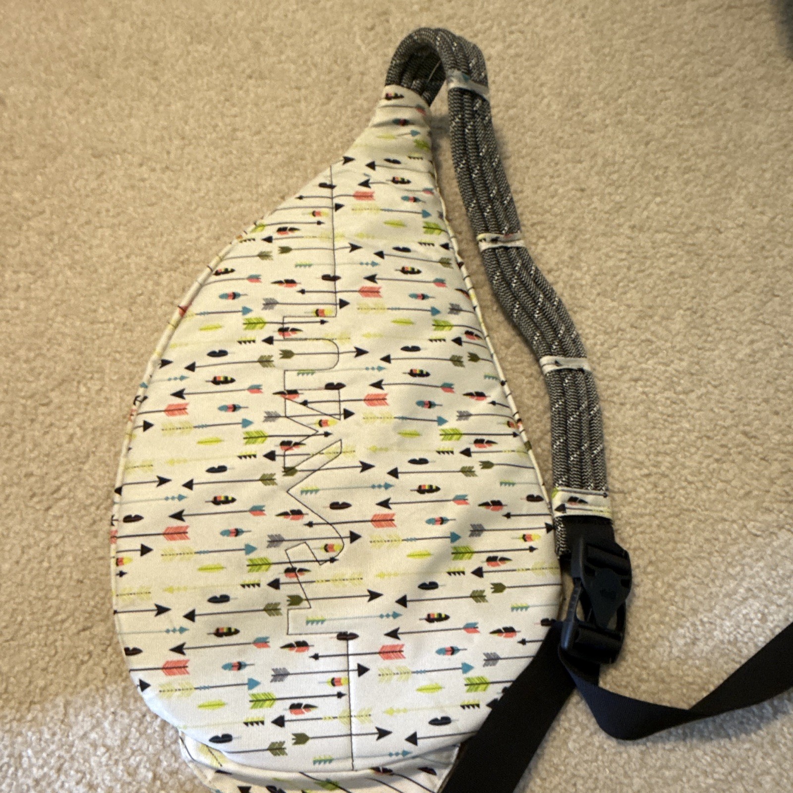 KAVU Arrow White/Multicolor Crossbody Sling Bag Adjustable Strap Zip