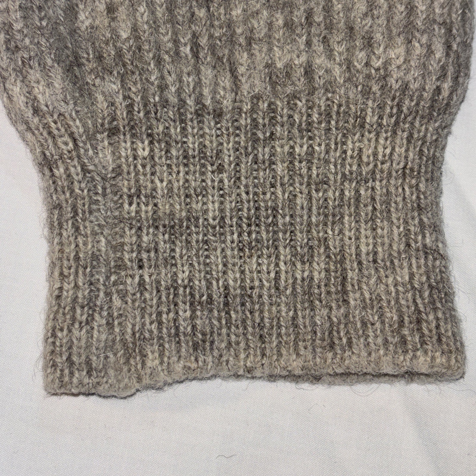 Peregrine Sweater Men’s Medium Suede Shoulder Elbow Patches England Wool Knit