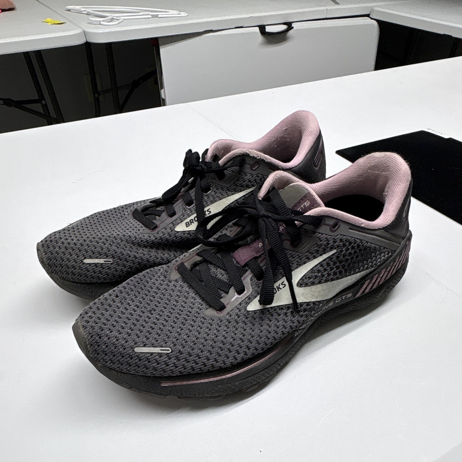 Brooks Adrenaline GTS 22 Lace-Up Low Top Mesh Sneakers Gray/Black/Pink