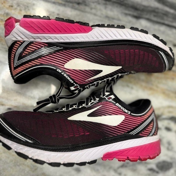 Brooks Ghost 10 in the “Pink Peacock” / Black / Living Coral SKU:120246-1B-067