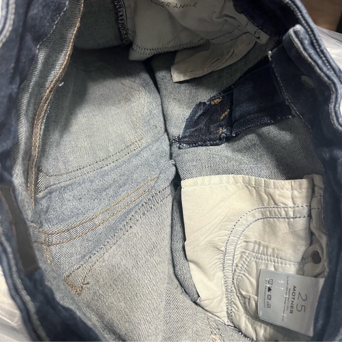 MOTHER Jeans Looker Ankle Fray Partner In Crime 25 (26” Inseam) Distress Stretch