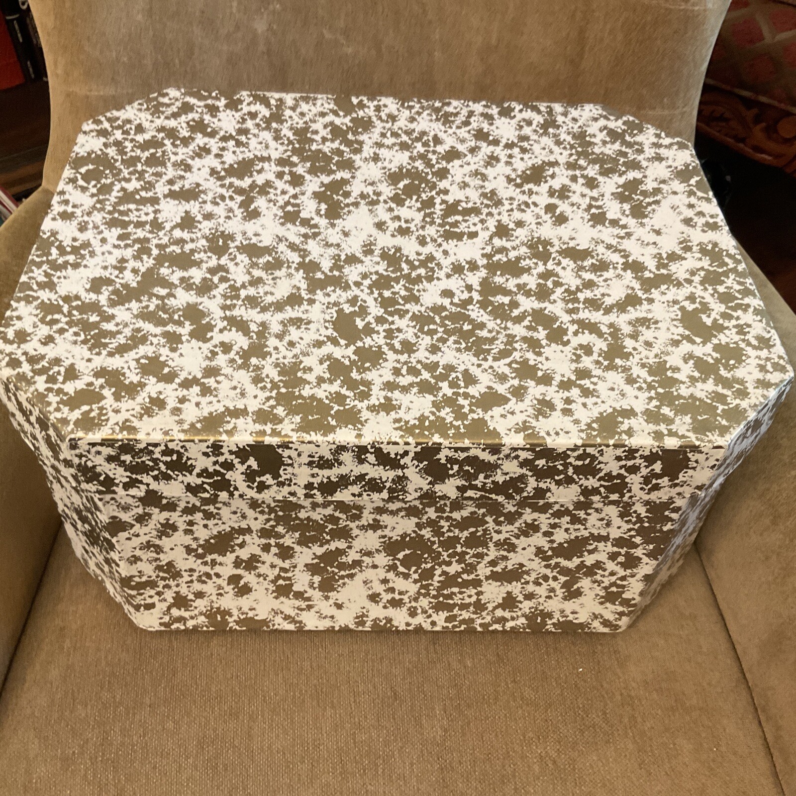 Vintage Large Beaver Hat Box 17″ × 13″x 8” With Insert Cowboy Style Gold White