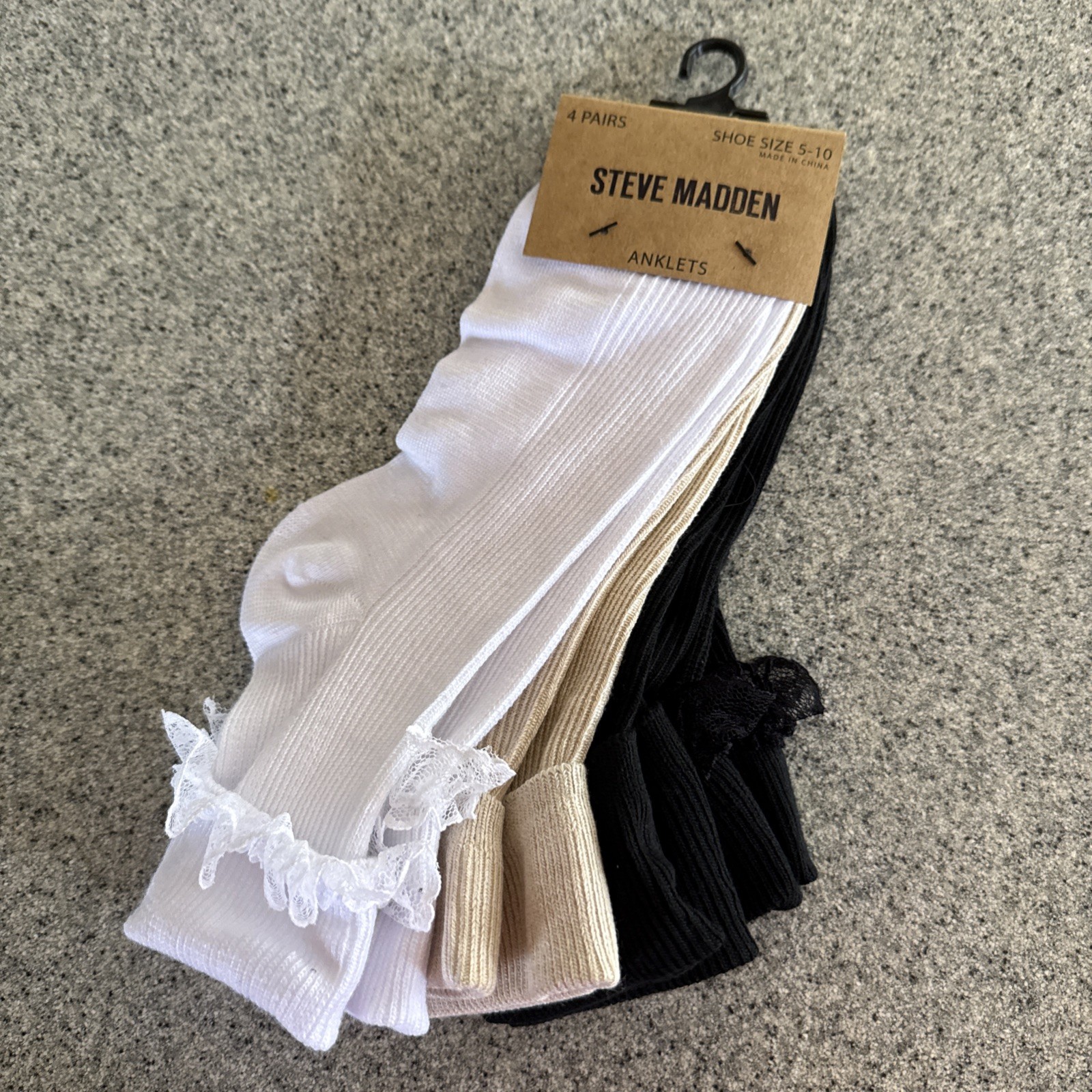 Steve Madden Women’s Anklets Socks – Lace and Plain – black/beige/white – 4 pair