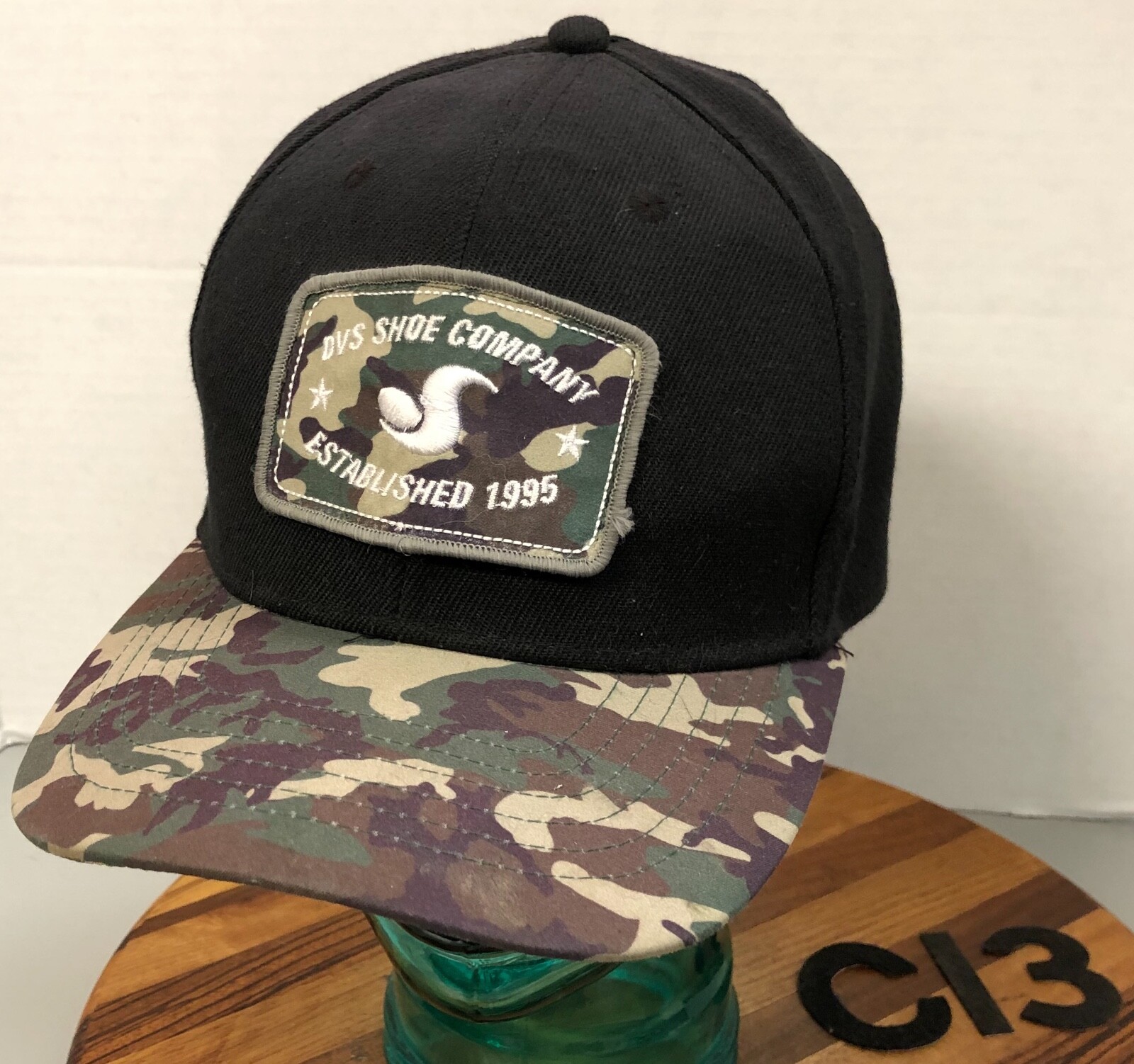 DVS SHOE COMPANY HAT BLACK/CAMO SNAPBACK ADJUSTABLE VERY GOOD CONDITION C13