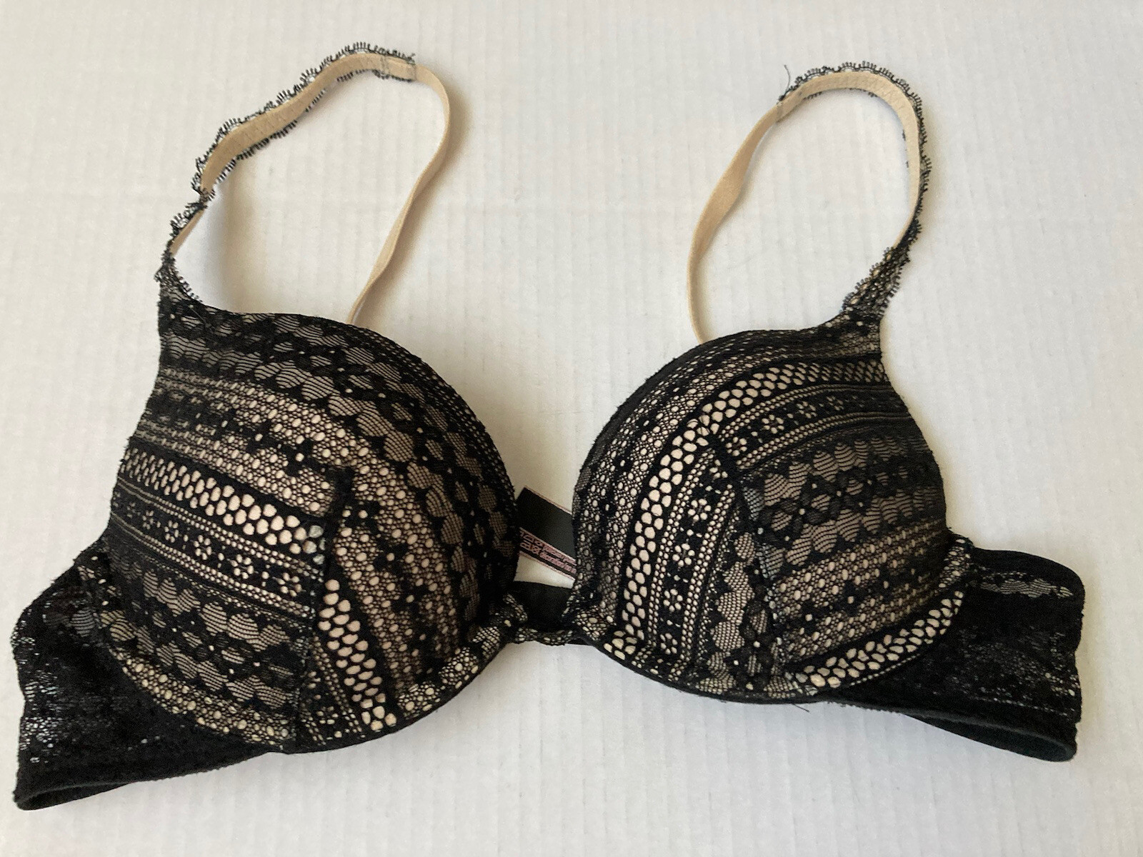 🎄Victoria Secret Underwire Padded Push Up Bra Size 34B /C75