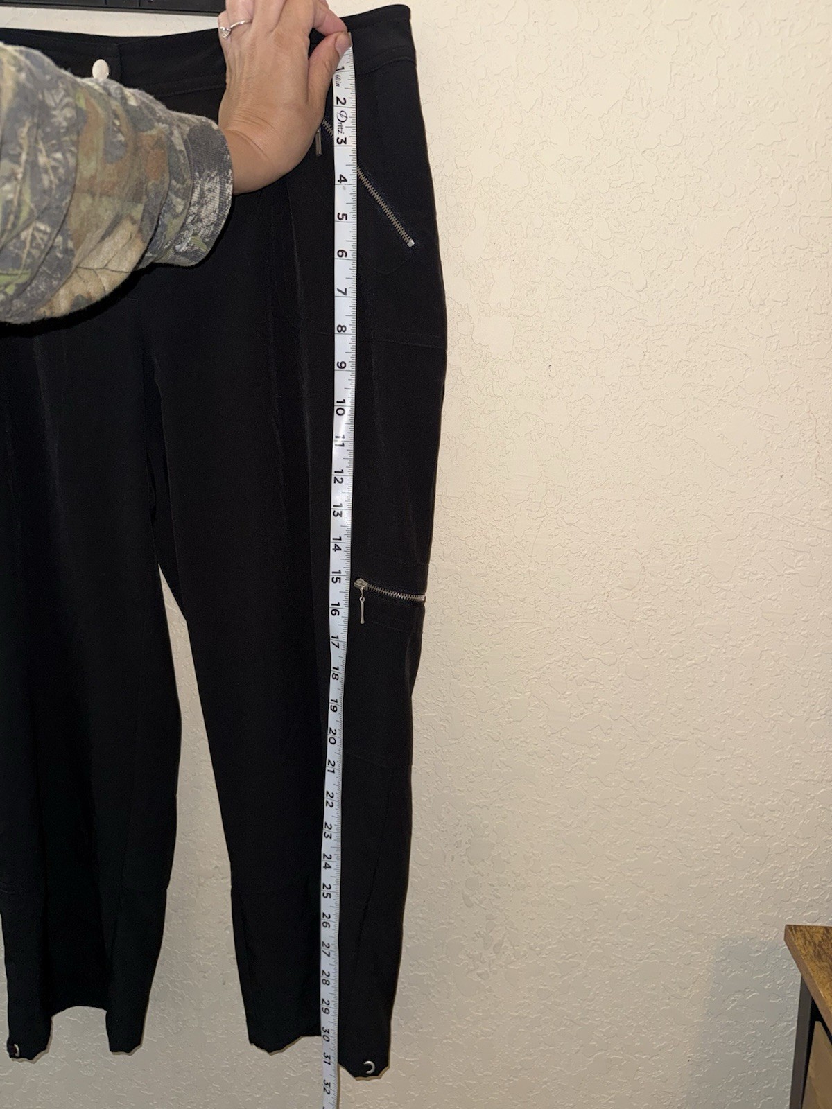 Zenergy by Chico’s Women’s Cargo Capris Size 1 Black Zip Pockets