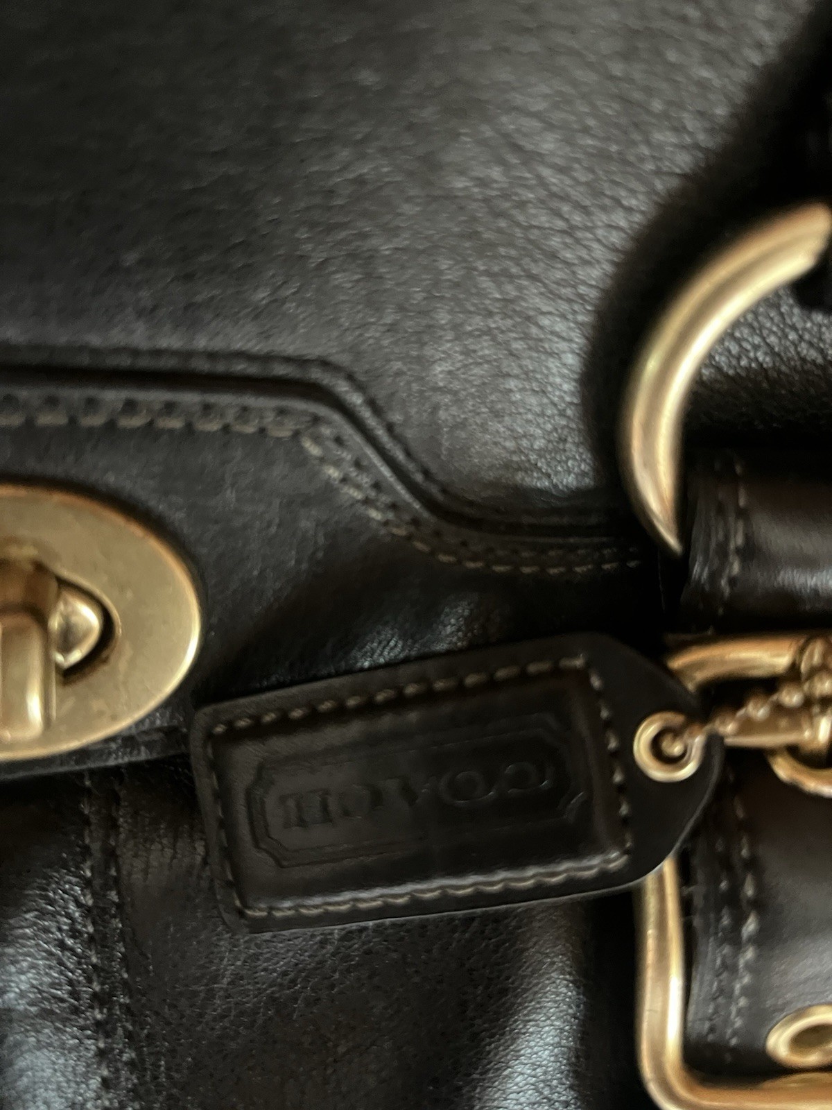 Coach Black Pebbled Shoulder Bag Turn Lock Gold Hardware Medium Pockets Hangtag