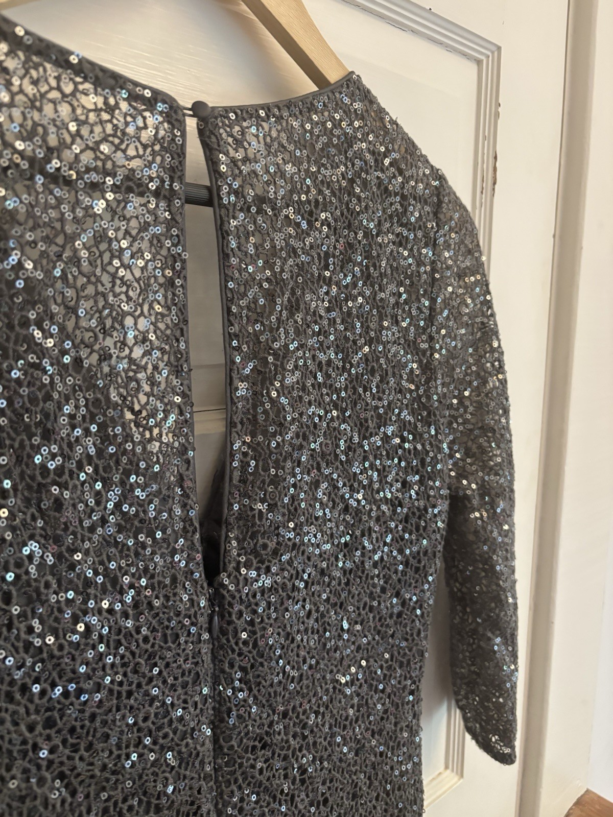 Kay Unger Women’s Silver Sequin Gown V-Neck 3/4 Sleeve Formal Size 6 $400