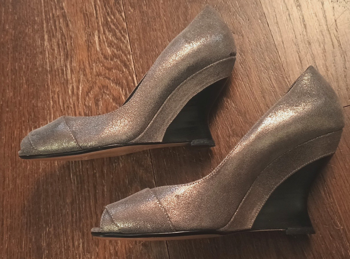 Jessica Bennett Curved in WEDGE 3.5″ Heels Peep Toe Metallic Pump Retro SEXY 7.5