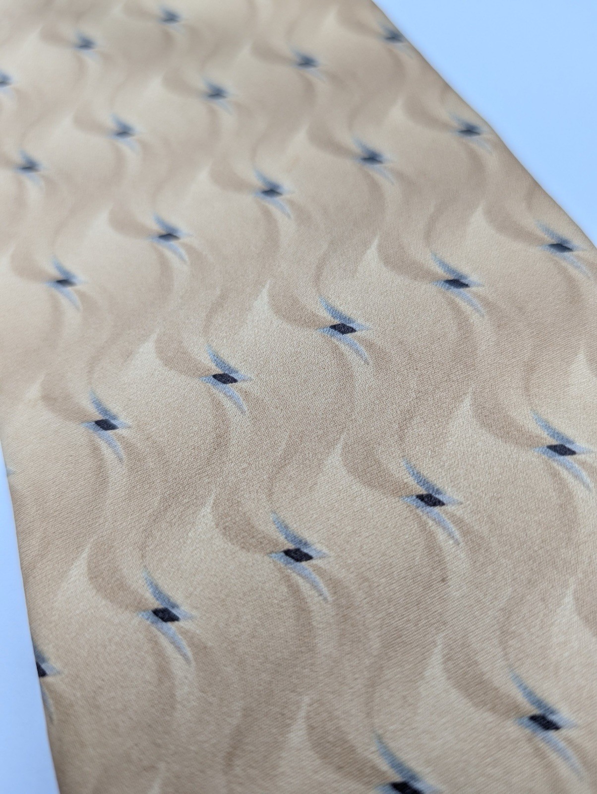 Vtg NEO Bill Blass Silk Tie Champagne Gold Wave Black 4.25″ Designer 90s Korea