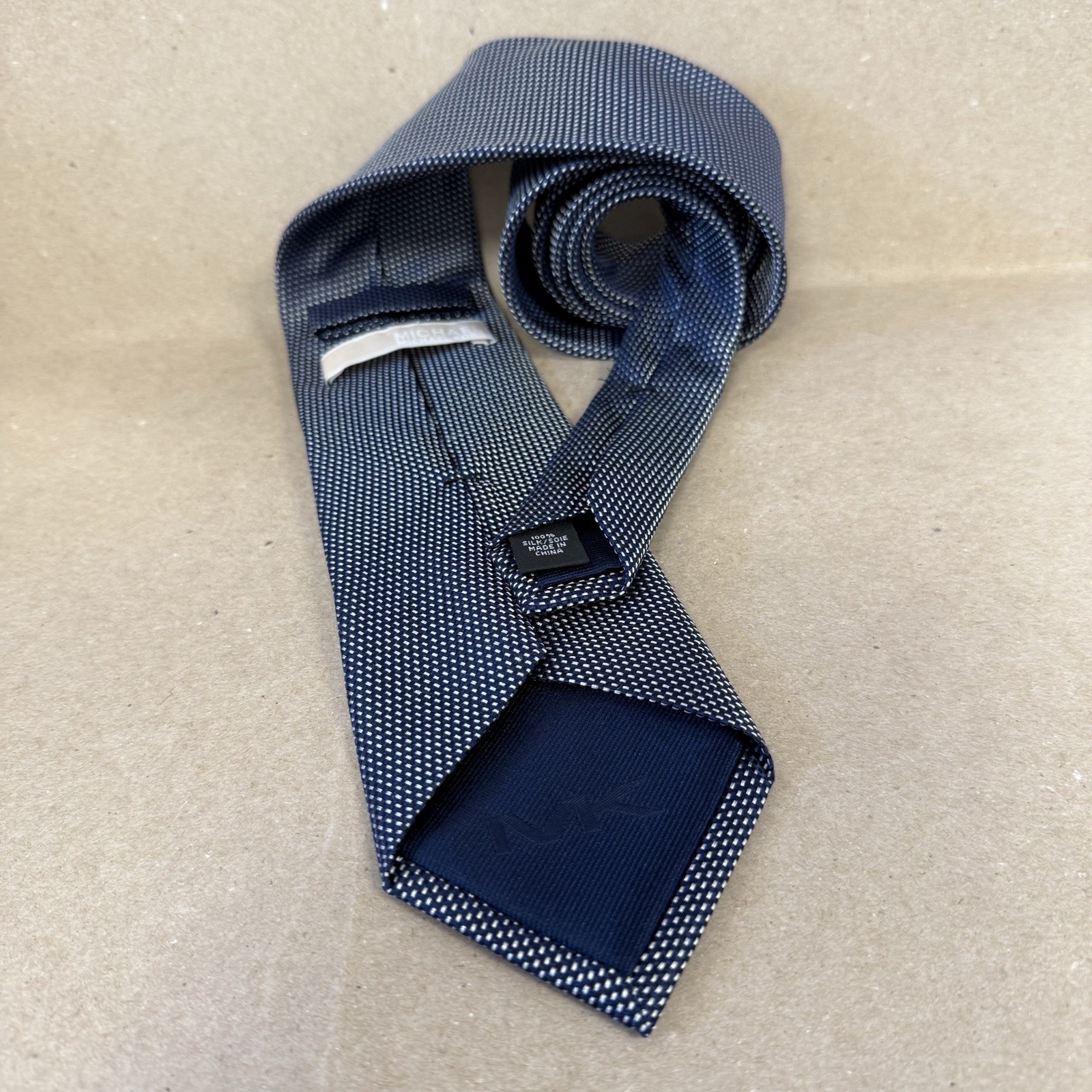 MICHAEL KORS MK Blue Textured Pattern Neck Tie Classic Length 57″-60. 100% Silk