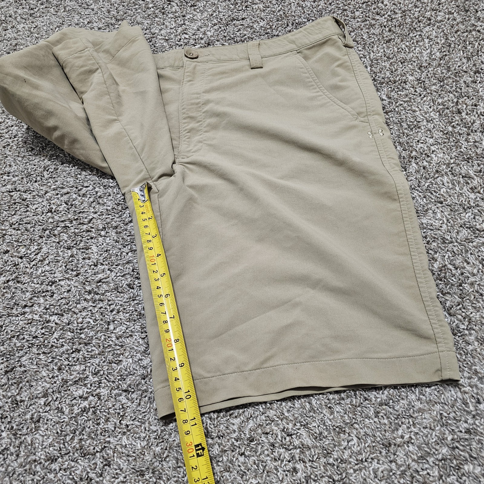 Under Armour Men’s Size 34 Golf Hiking Walking Shorts Beige Tan