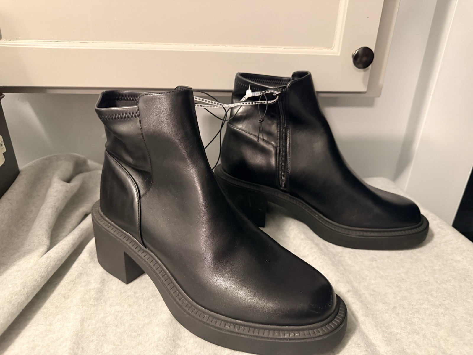 Steve Madden Women’s Chelsea Boots with Block Heal In Black Size 11.6 M US NWT
