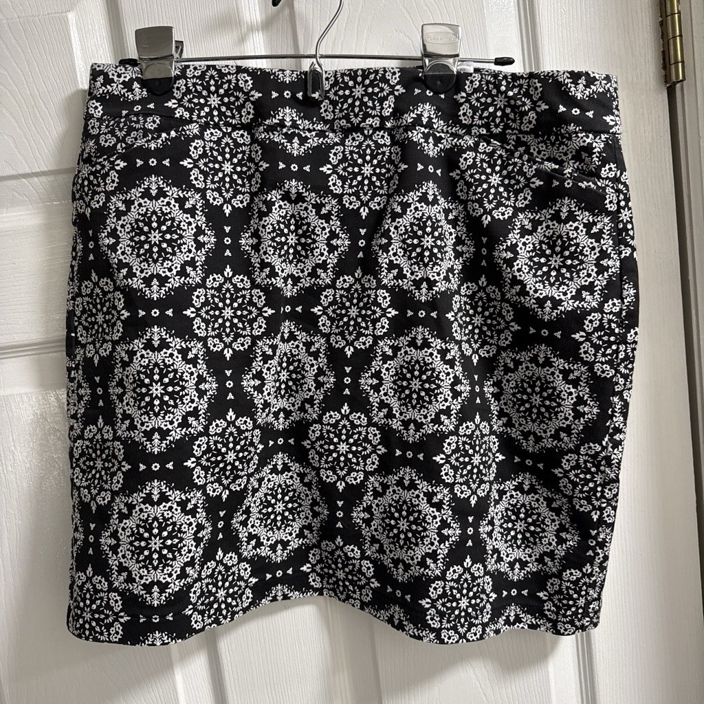 Croft & Barrow Women’s Black White Floral Straight Pencil Short Skirt 12 Reg