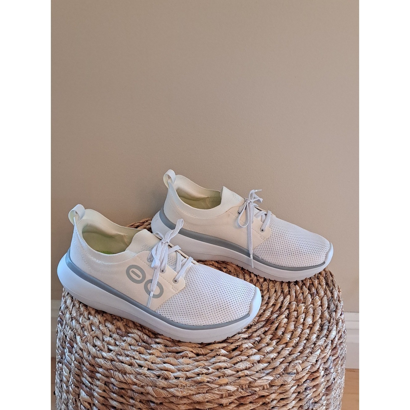 OOFOS Unisex OOmy Stride Recovery Athletic/Athleisure White Knit Sneakers W10/M8