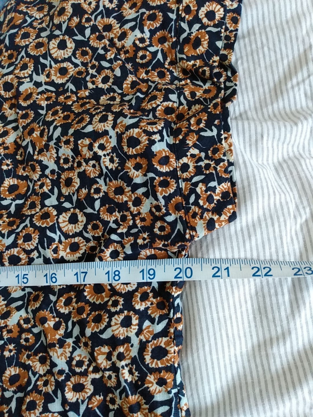 L.L. Bean Signature 100% Linen Navy Sunflower Short Sleeve Top Blouse Women’s M