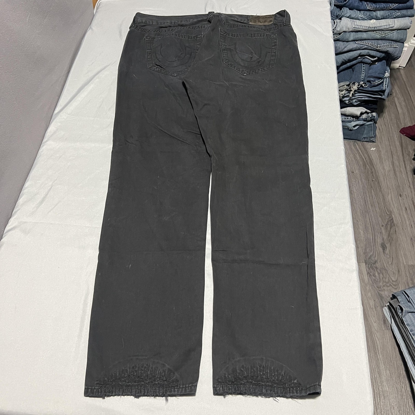True Religion Geno Relaxed Straight Jeans Mens 38×32 Black Dark Wash Distressed