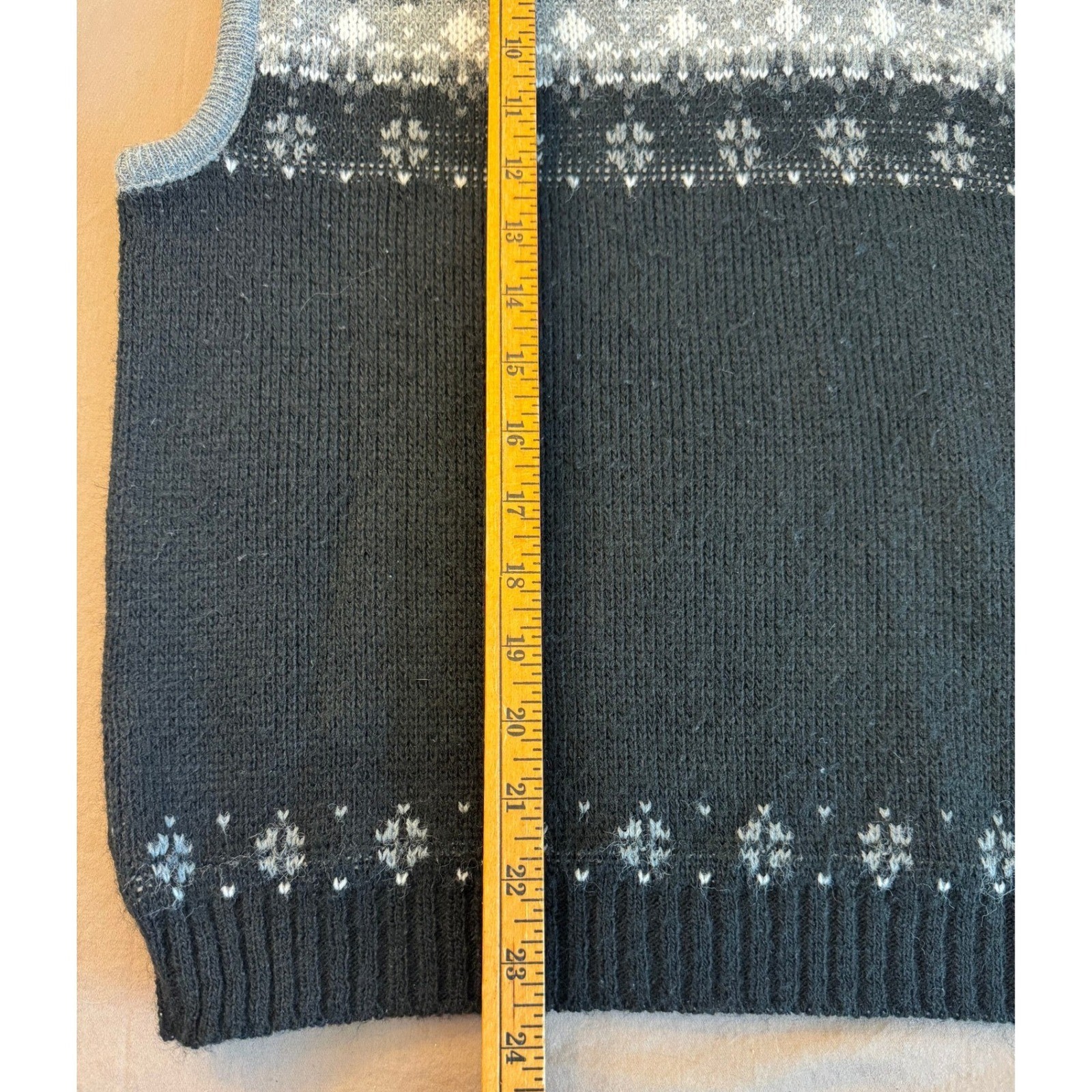Vintage Mens Fair Isle V Neck Sweater Vest Gray Black Preppy Argyle Holiday Knit