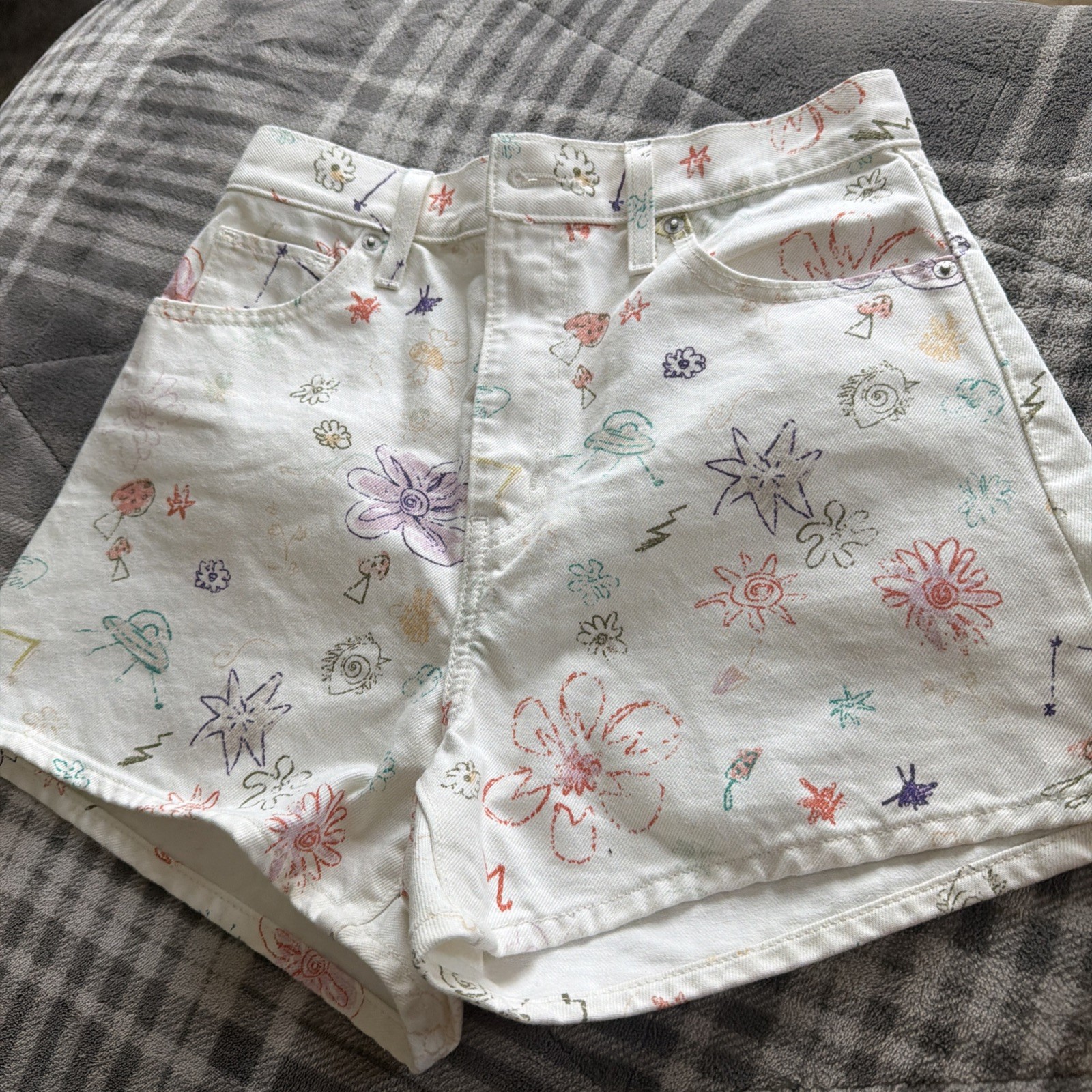 Levis High Waisted Mom Shorts 32 Cream Doodle Print Mushroom UFO Floral Denim