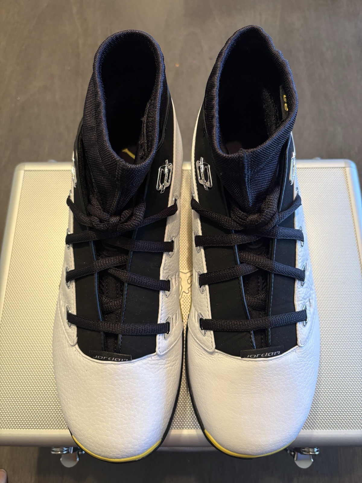 Air Jordan 17 Retro “LIGHTNING” 2024 – Size 10.5