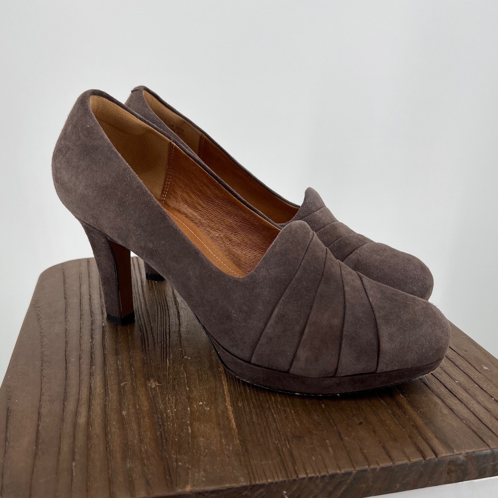 Clarks Artisan Delsie Joy Dark Taupe Suede Pleated Round Toe Pumps Heels 10 M